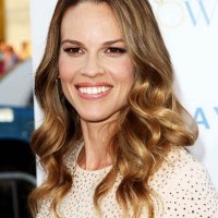 Hilary Swank loose wave curly hairstyle