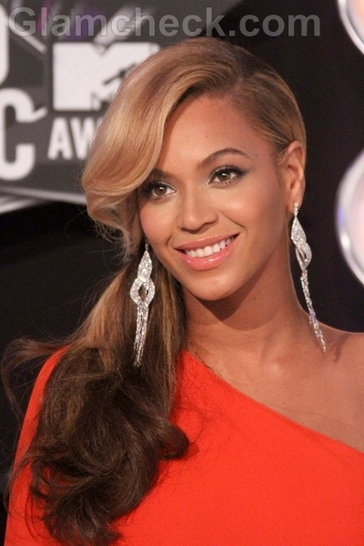 Beyonce-Reveals-Baby-Bump-at-2011-VMA