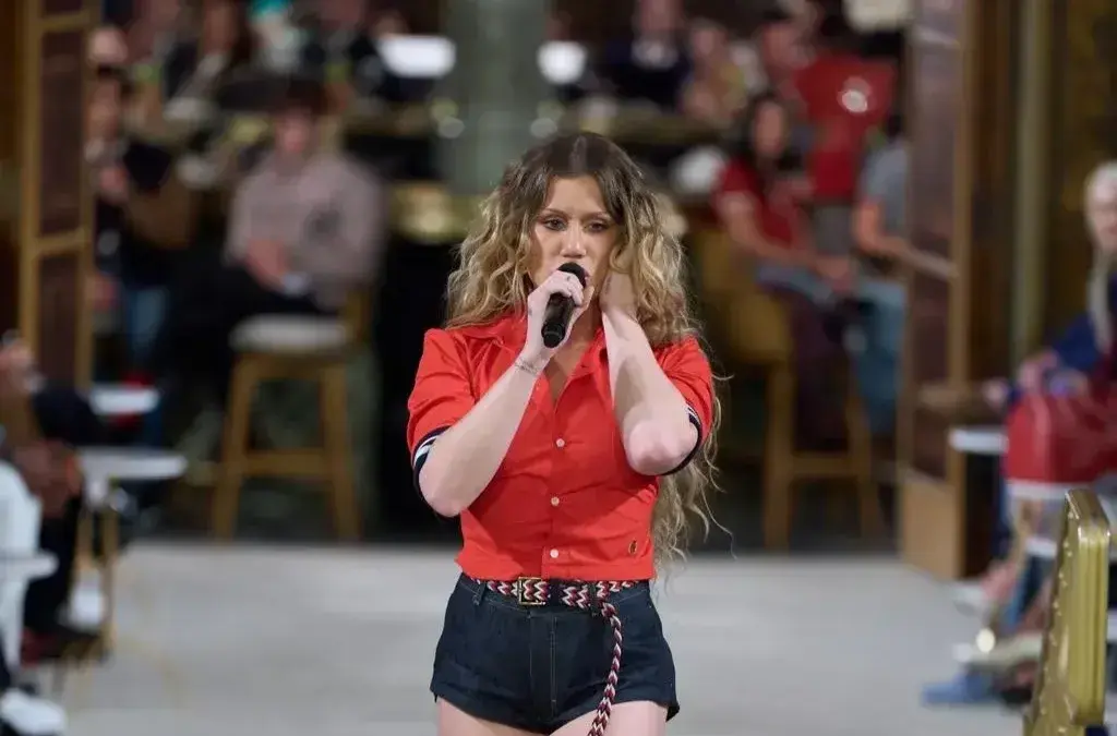 Slayyyter Brings a Pop Moment to Tommy Hilfiger’s Spring Summer 2027 Show