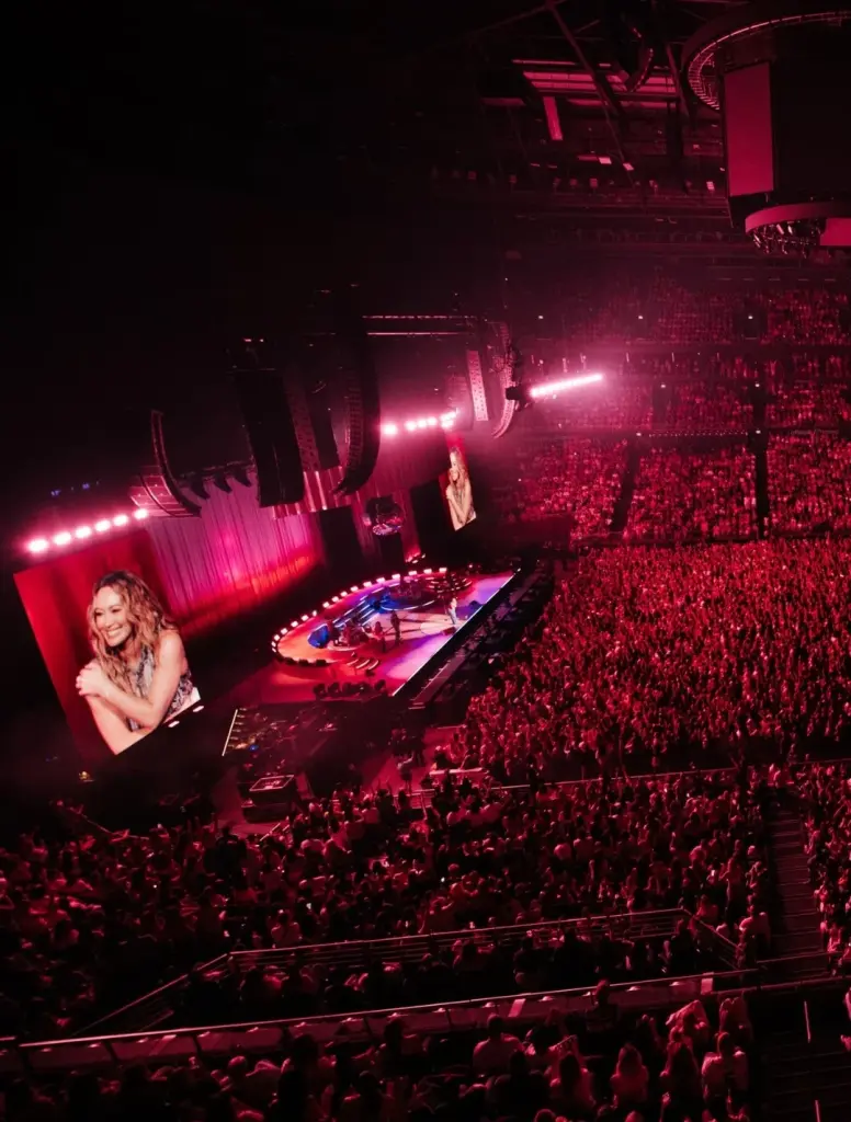 Hilary Duff performing after her return to touring