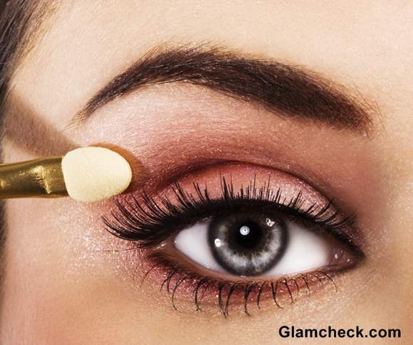 Tips applying eye makeup with contact lenses