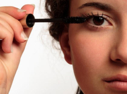 woman-applying-mascara