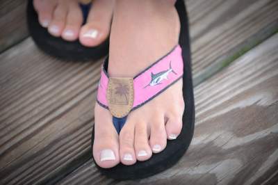 flip flops with fabric between toes