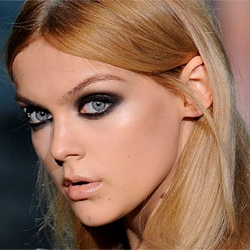 smokey eyes with nude makeup