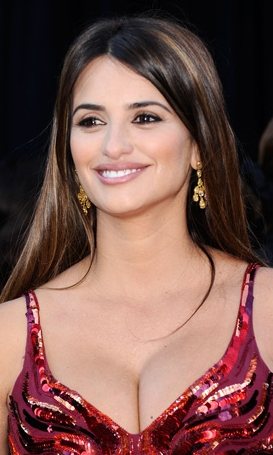 Penelope Cruz dazzles at the 2011 Oscars