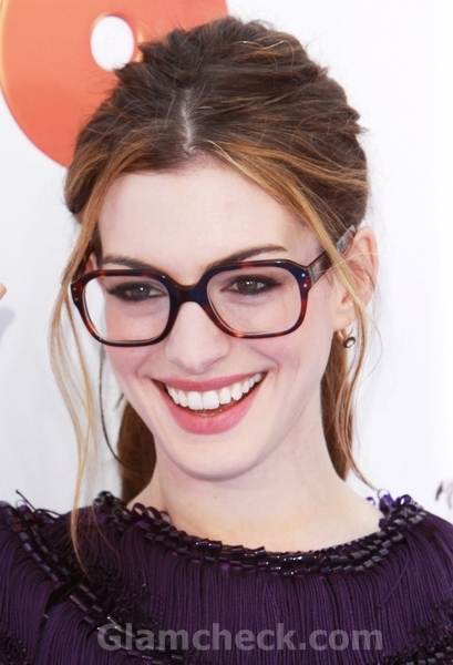 Anne Hathaway rocks nerdy glasses