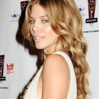 AnnaLynne-McCord-natural-makeup-curly-Hairstyle