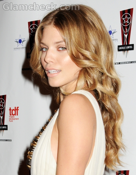 AnnaLynne-McCord-natural-makeup-curly-Hairstyle