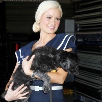 Holly-Madison-smart-dress-up-support-cause-of-dogs