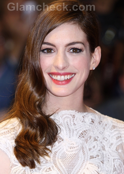 Anne-Hathaway-sports-Side-Swept-Curls