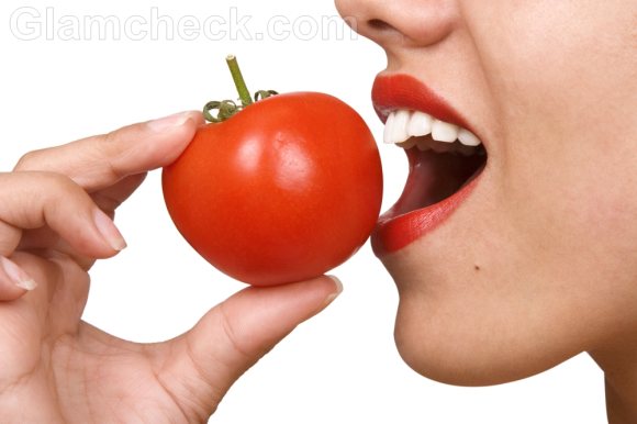 eat tomatoes to prevent sunburn