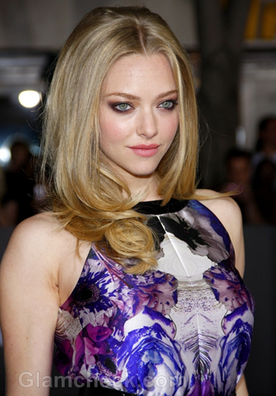 Amanda-Seyfried-Sizzles-in-floral-print-Dress