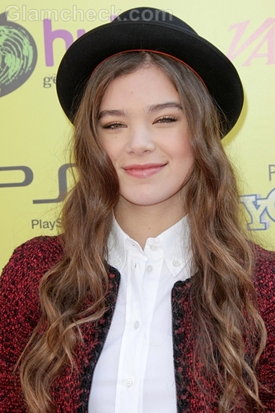 Hailee-Steinfeld-curly-hair