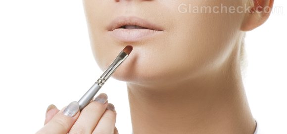 How-to-apply-Lip-Concealer-lipstick