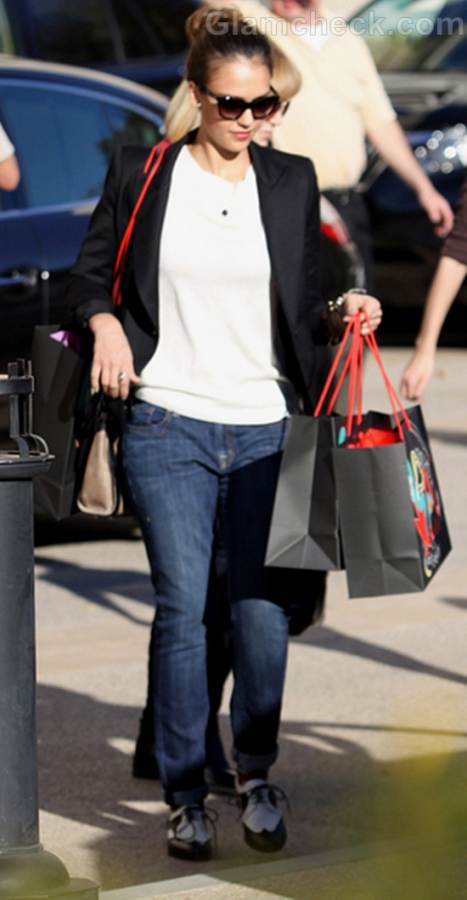 Jessica Alba Casual Shopping style