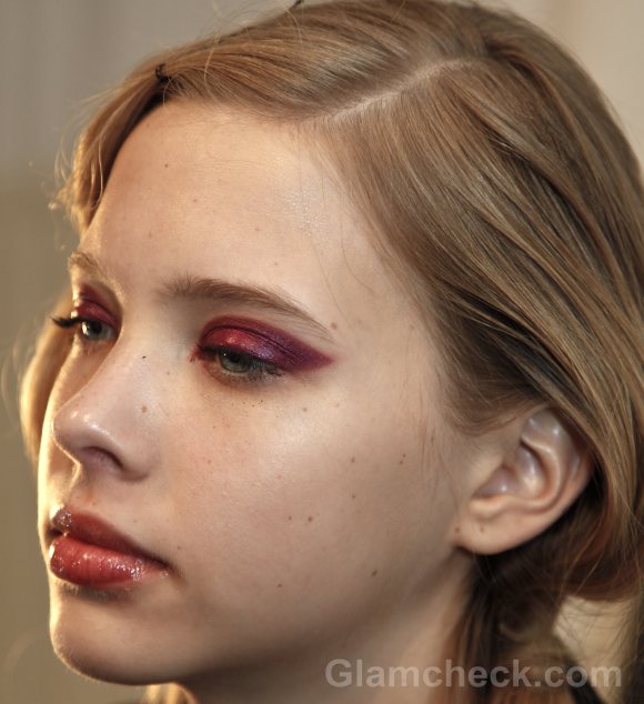 Beauty how to two-toned-bold fuschia eyes-yoana baraschi f-w 2011-4