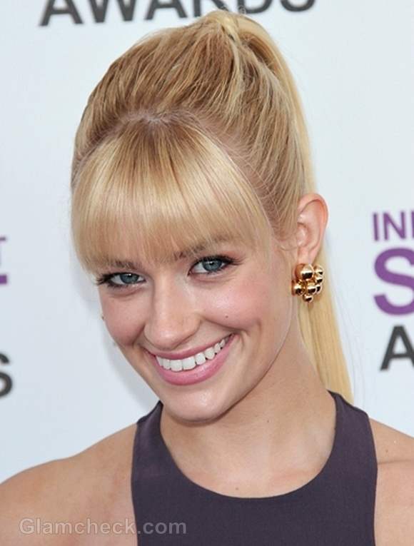 Beth behrs knotted ponytail