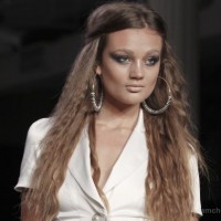 Hairstyle how to middle-parting with loosely crimped hair- To-Tam To-Nya s-s-2012
