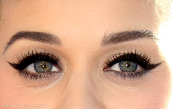 Katy Perry Sporting 50s eye makeup