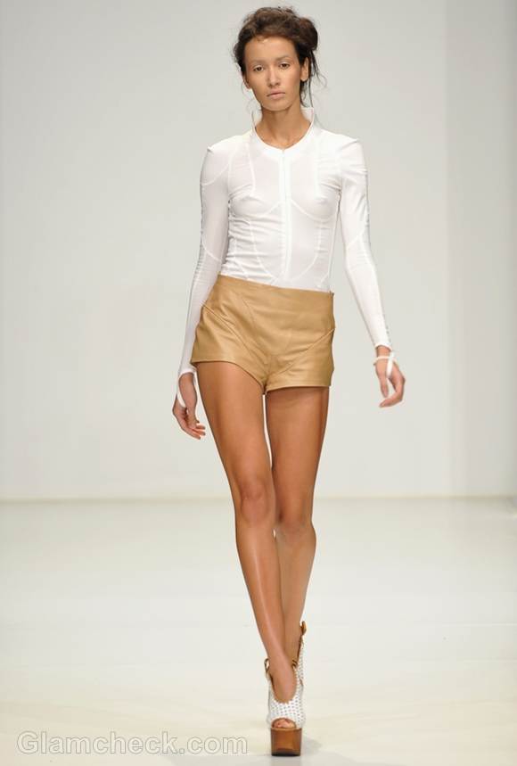 Style Pictures white top and beige shorts