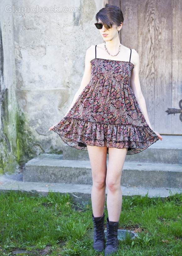 Style picture-wearing paisley print babydoll dress