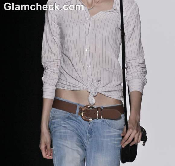 Androgynous look jeans with knotted shirt