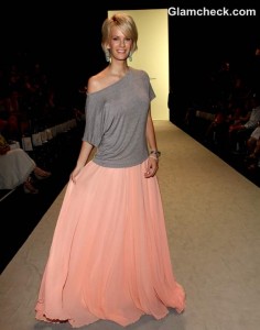 Style Check Inspiration Feminine meets casual Fluid skirt with off shoulder top