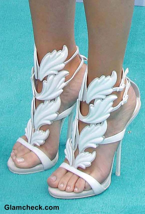 Khloe Kardashian in Sexy White Heels 2013