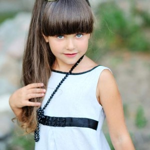 Little girls hairstyle blunt bangs ponytail