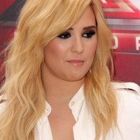 Demi Lovato 2013 smokey eyes blonde hair