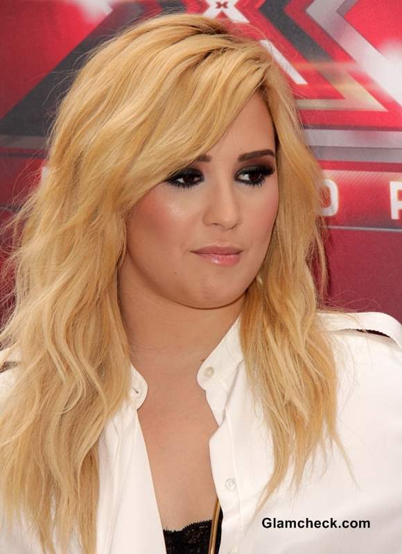 Demi Lovato 2013 smokey eyes blonde hair