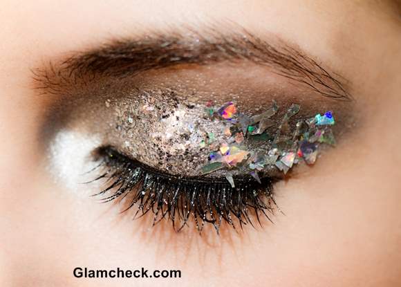 Glitter shimmer eye shadow application
