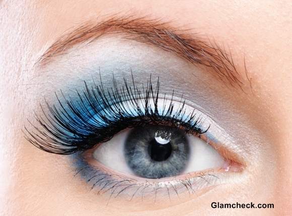 How To Apply Dual-Toned Eye Shadow – White and Powder Blue