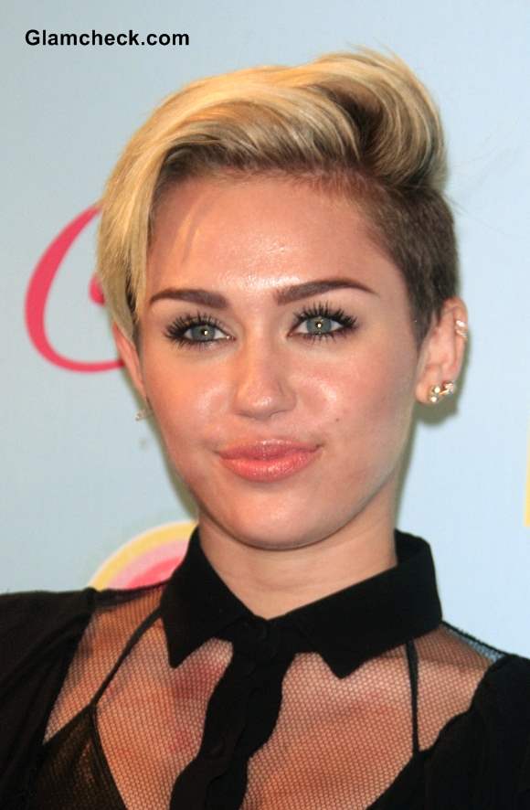 Miley Cyrus Side Swept Pixie Hairstyle at 2013 Teen Choice Awards