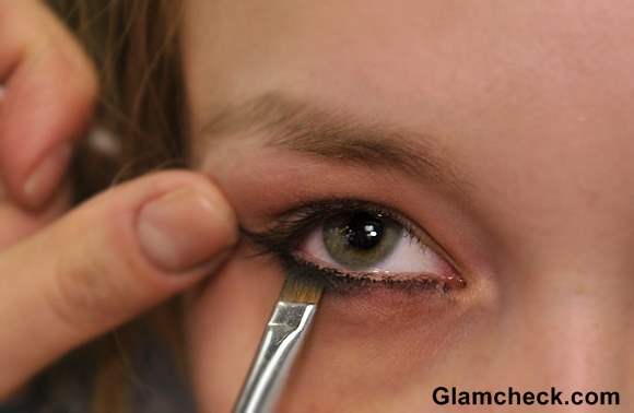 Smudging Lower Lash Eyeliner with brush