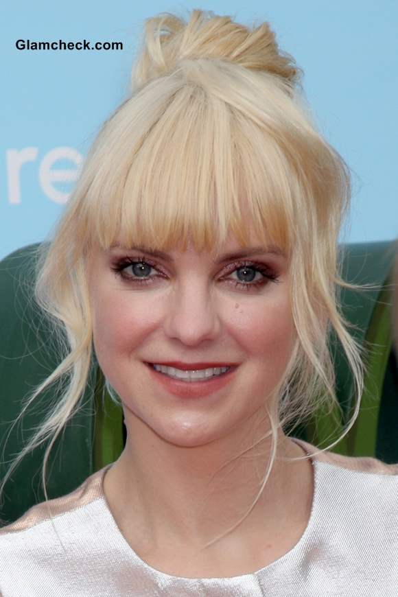 Anna Faris bun hairstyle 2013