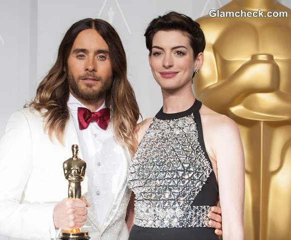 Jared Leto poses with his Oscar and Anne Hathaway