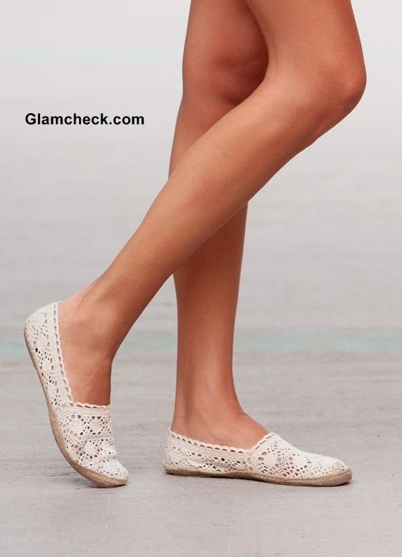 dull- white lace shoes