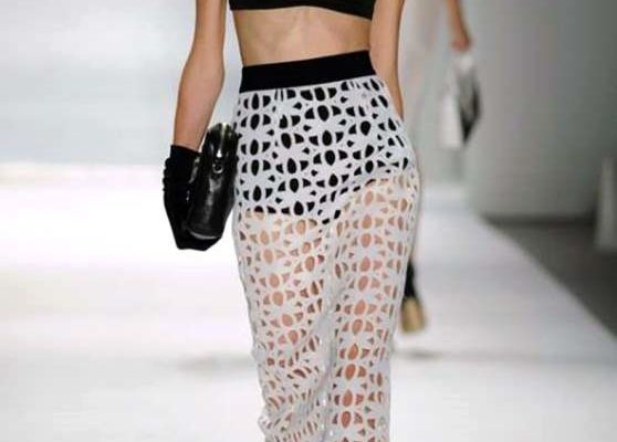 How to wear Black & White at Beach