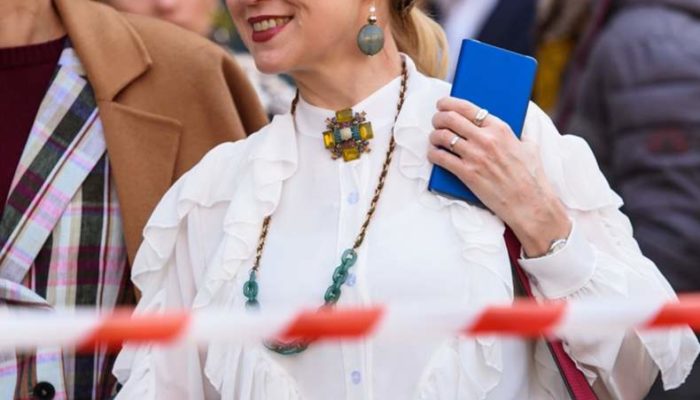 3 Stylish Ways to Accessorize Basic Clothes