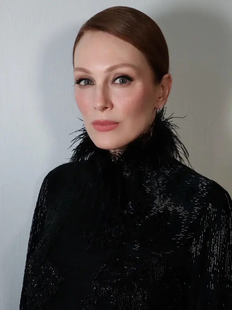 Julianne Moore with diffused, slightly winged eye makeup and warm rose blush