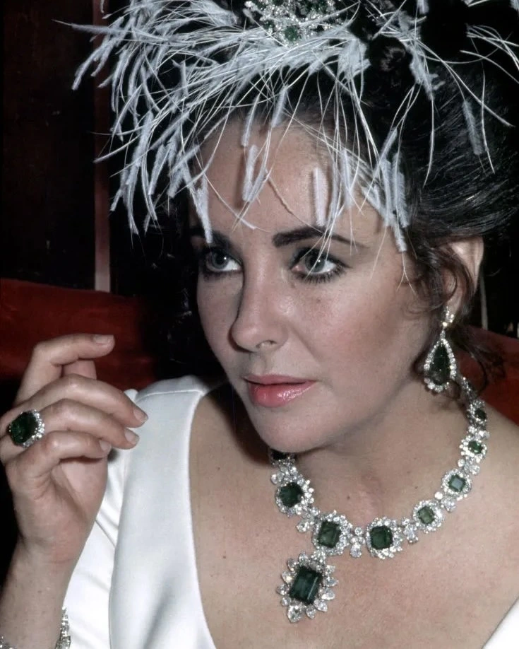Bulgari necklace with 16 emeralds set in platinum and surrounded by diamonds.