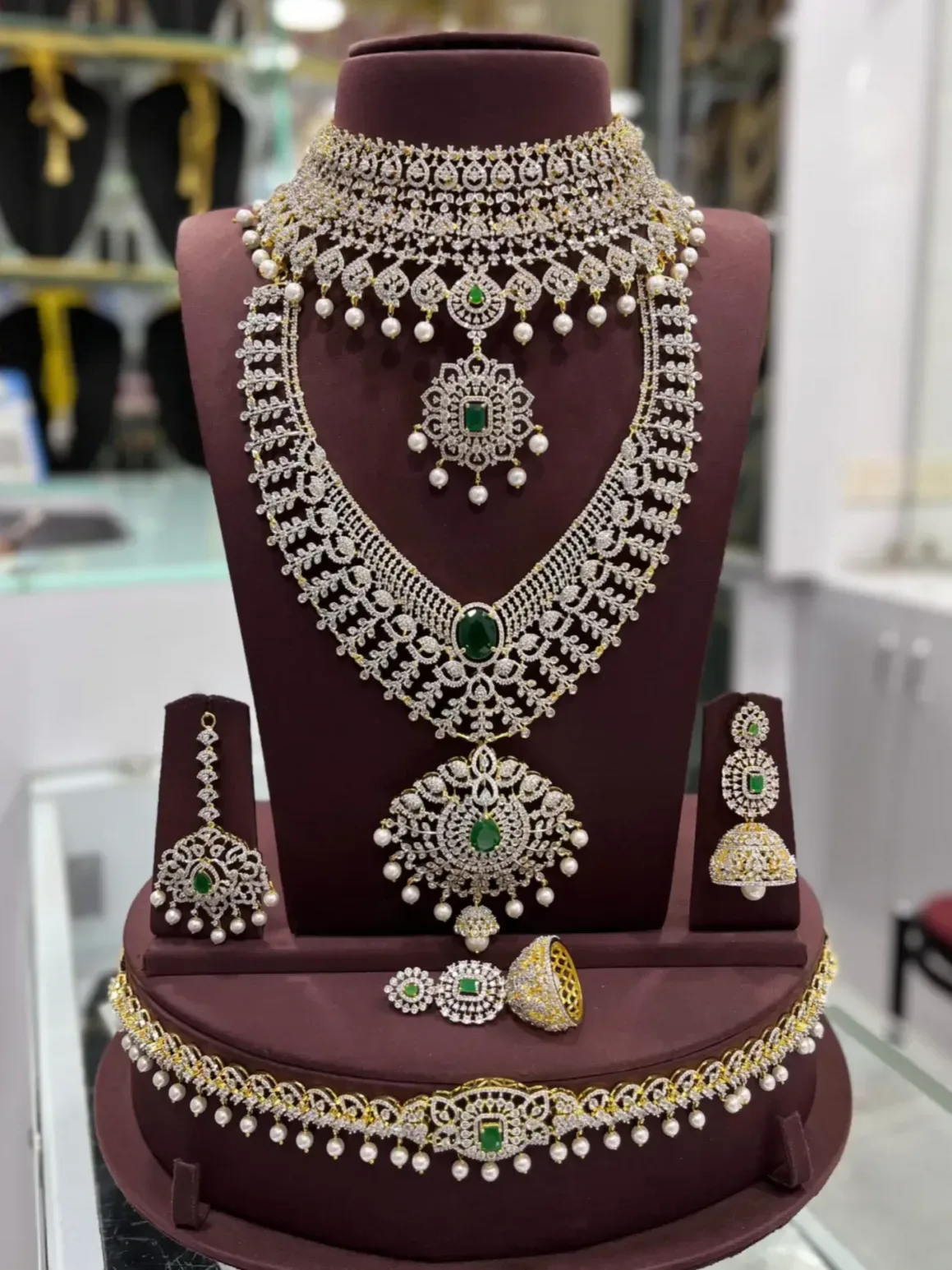 Diamonds Guide: The 4 Cs, Shapes, Colors and Buying Well