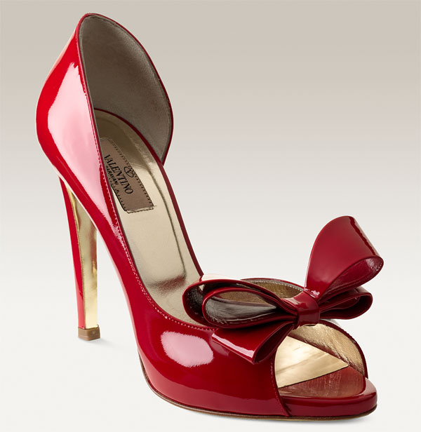 A classic pointed-toe leather pump with a mid-height heel and low-cut vamp