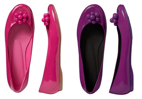 Round-toed ballet flats with a thin flexible sole and a small bow at the toe