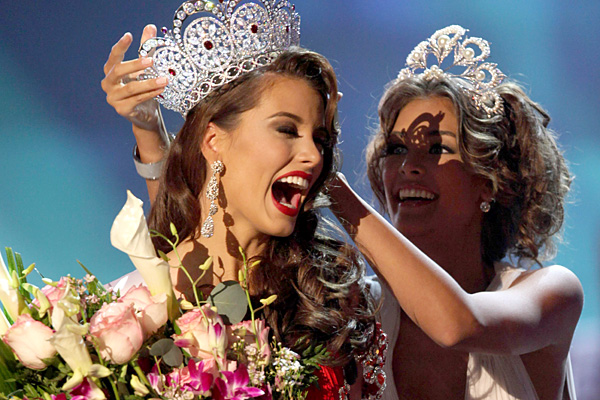 Stefania Fernandez of Venezuela crowned Miss Universe 2009
