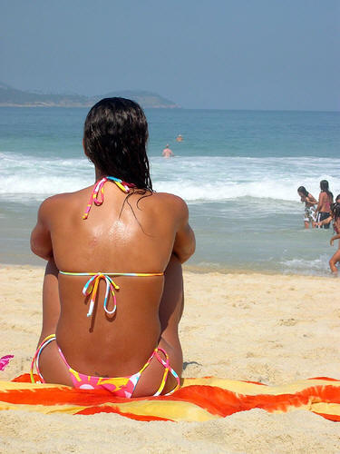 The UV Intensity Bikini: Swimwear That Reads the Sun